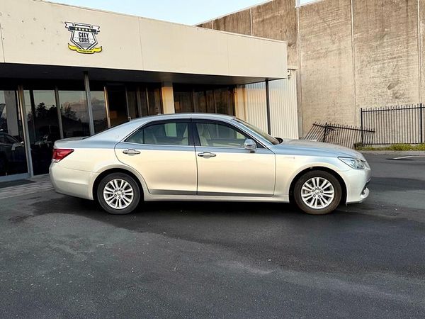 2013 Toyota Crown Royal Saloon Carousel 9