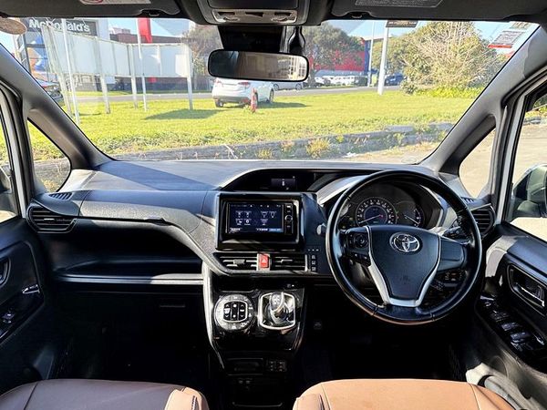 2017 Toyota Noah Hybrid Carousel 5