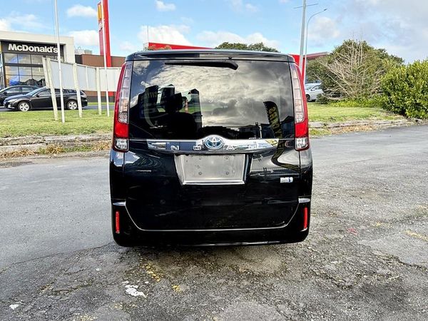 2015 Toyota Noah Hybrid Carousel 13