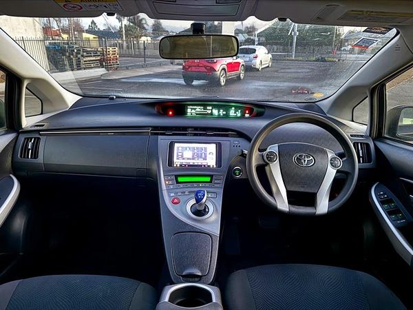 2014 Toyota Prius S Carousel 4