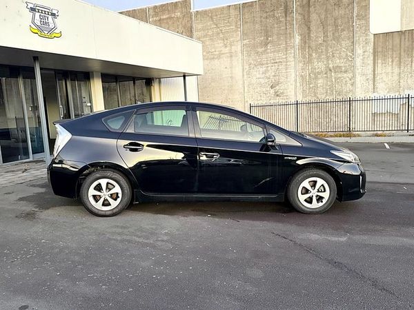 2014 Toyota Prius S Carousel 9
