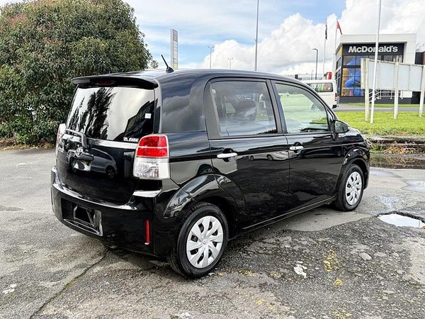 2015 Toyota Spade G Carousel 12