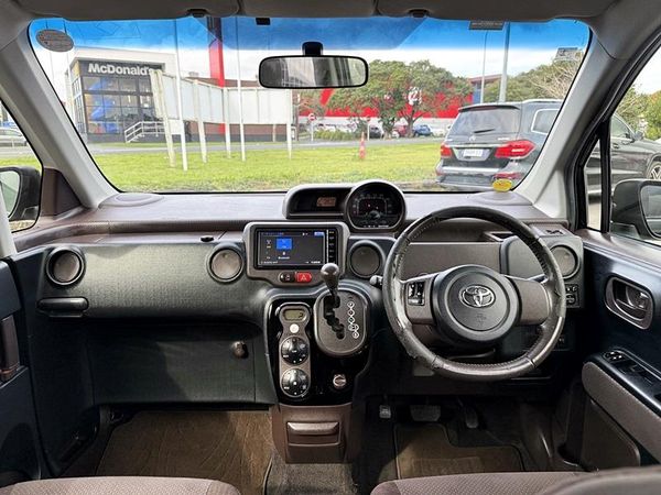 2015 Toyota Spade G Carousel 8