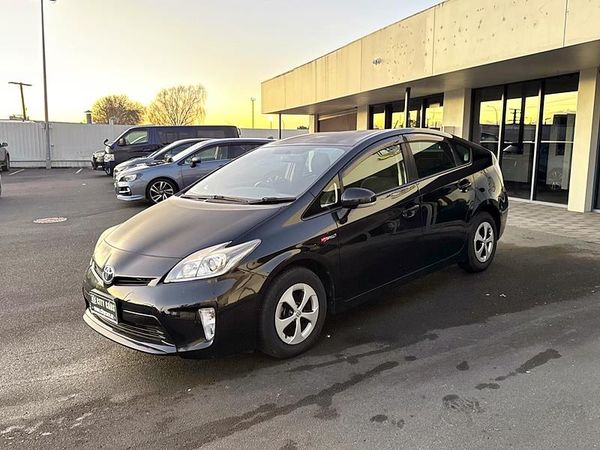 2014 Toyota Prius S Carousel 14