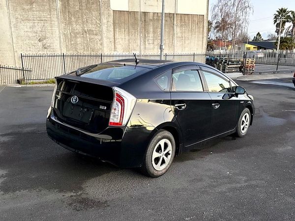 2014 Toyota Prius S Carousel 10