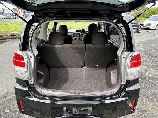 2015 Toyota Spade G Carousel 1