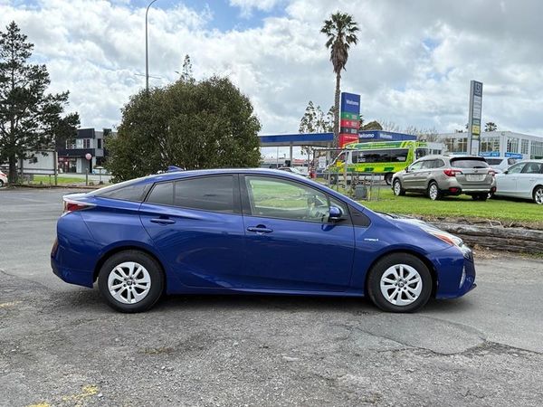 2016 Toyota Prius Carousel 8