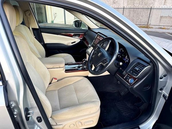 2013 Toyota Crown Royal Saloon Carousel 2