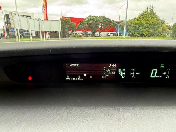 2014 Toyota Prius S Carousel 6