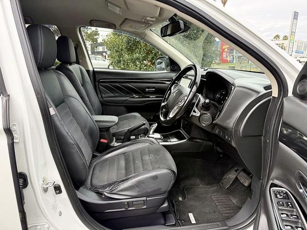 2015 Mitsubishi Outlander PHEV 4WD Carousel 3