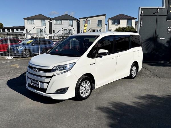 2017 Toyota Noah Hybrid Carousel 18