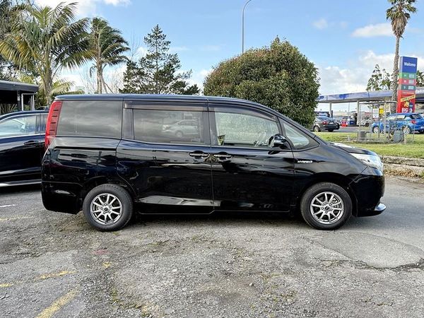 2015 Toyota Noah Hybrid Carousel 10