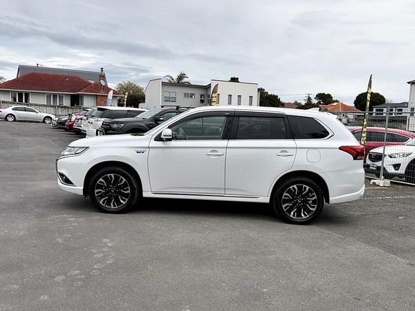 2015 Mitsubishi Outlander PHEV 4WD Carousel 15