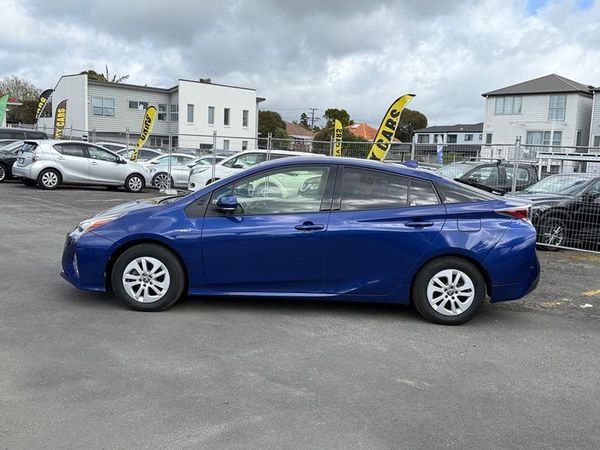2016 Toyota Prius Carousel 13