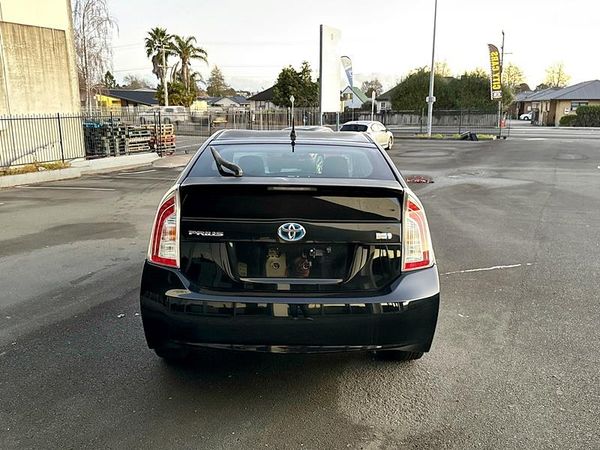 2014 Toyota Prius S Carousel 11