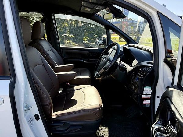 2017 Toyota Noah Hybrid Carousel 4