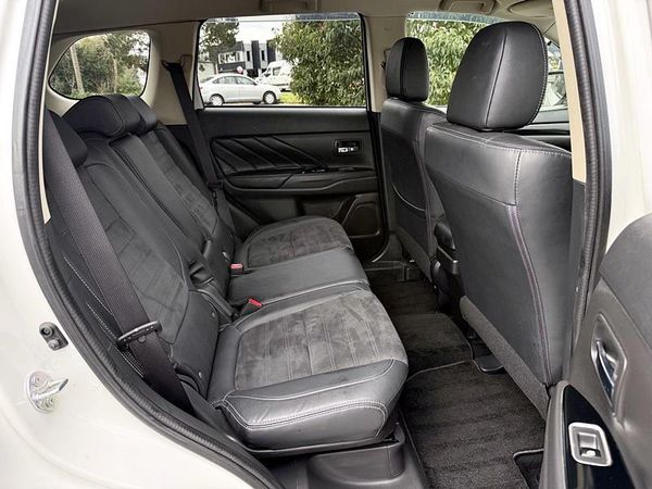 2015 Mitsubishi Outlander PHEV 4WD Carousel 2
