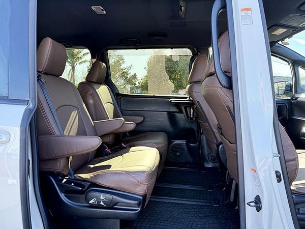 2017 Toyota Noah Hybrid Carousel 3