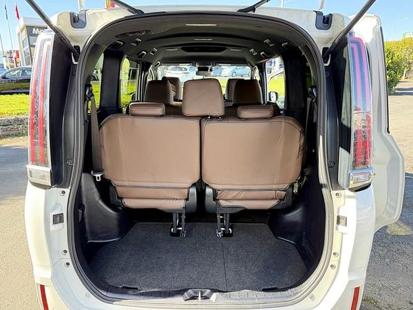 2017 Toyota Noah Hybrid Carousel 2