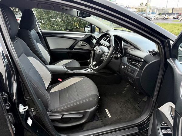 2016 Toyota Avensis Wagon Carousel 1