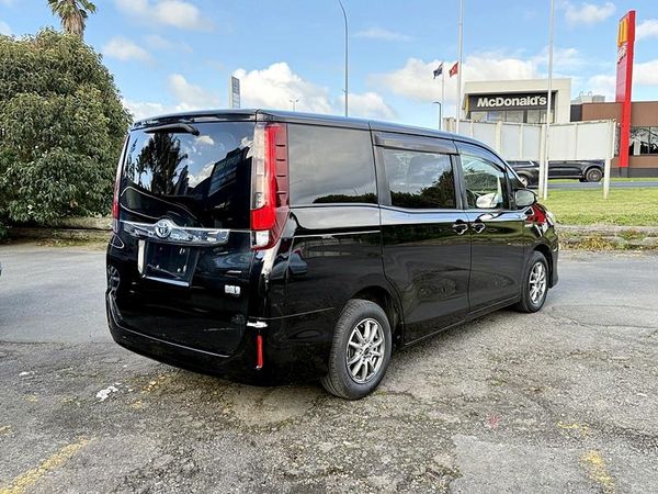 2015 Toyota Noah Hybrid Carousel 12
