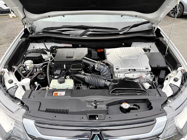 2015 Mitsubishi Outlander PHEV 4WD Carousel 8