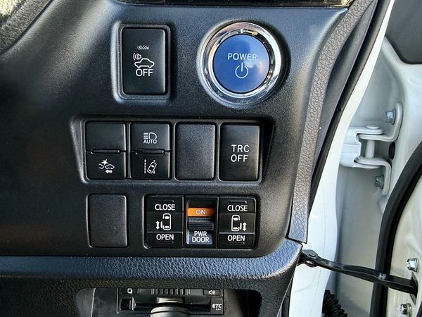 2017 Toyota Noah Hybrid Carousel 10