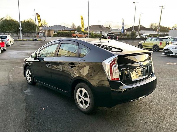 2014 Toyota Prius S Carousel 12