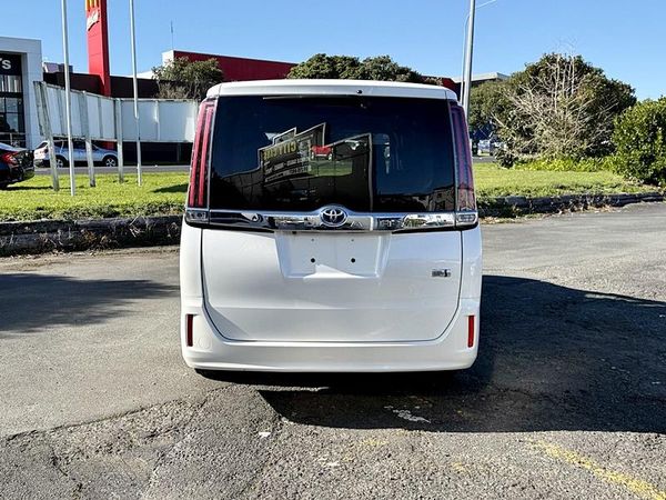 2017 Toyota Noah Hybrid Carousel 15