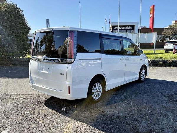 2017 Toyota Noah Hybrid Carousel 14