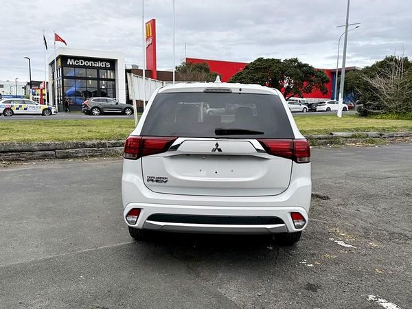 2015 Mitsubishi Outlander PHEV 4WD Carousel 13