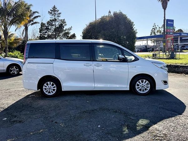 2017 Toyota Noah Hybrid Carousel 13