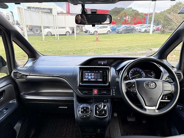 2015 Toyota Noah Hybrid Carousel 4
