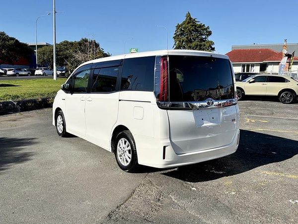 2017 Toyota Noah Hybrid Carousel 16