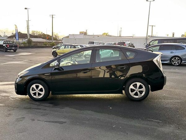 2014 Toyota Prius S Carousel 13