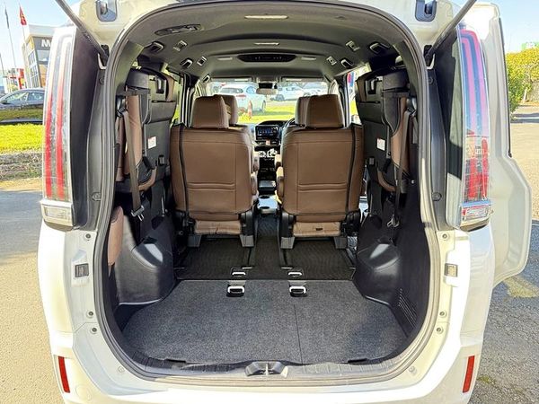 2017 Toyota Noah Hybrid Carousel 1