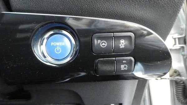 2018 Toyota Prius S model Carousel 18