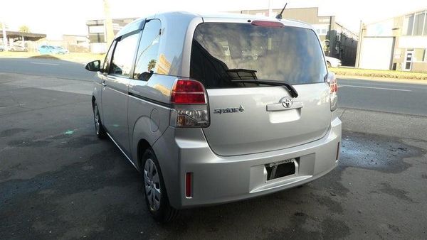 2014 Toyota Spade F Carousel 9