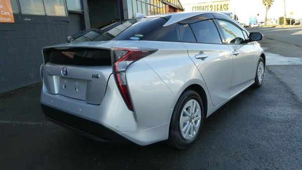 2018 Toyota Prius S model Carousel 2