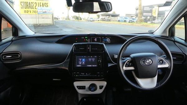 2018 Toyota Prius S model Carousel 15