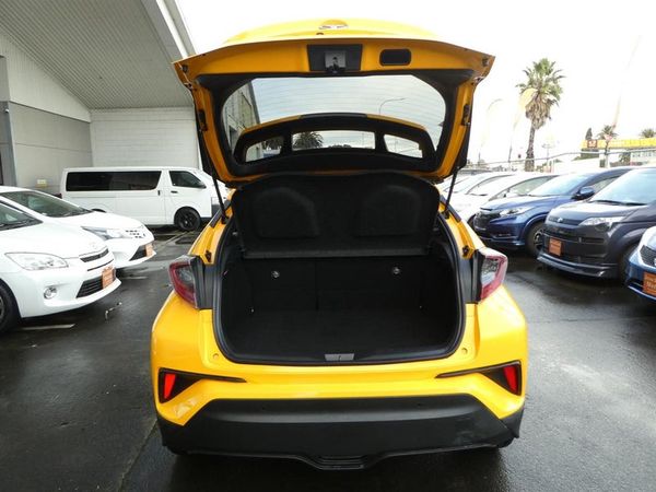 2017 Toyota C-HR HYBRID G Carousel 12