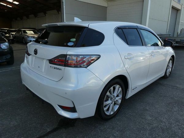 2017 Lexus CT 200h Carousel 3