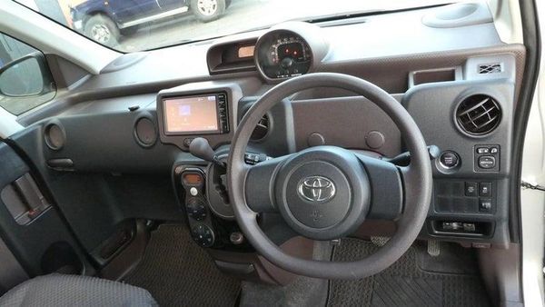 2014 Toyota Spade F Carousel 14