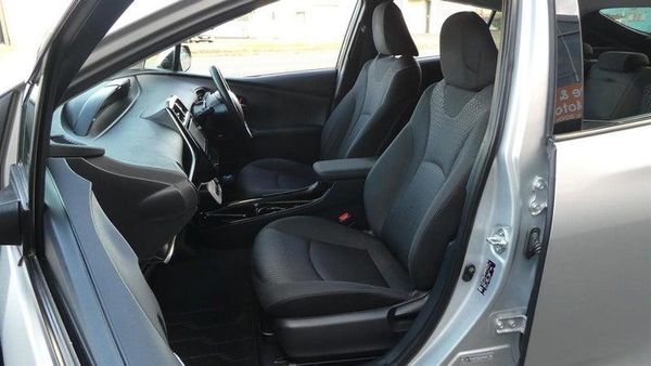 2018 Toyota Prius S model Carousel 13