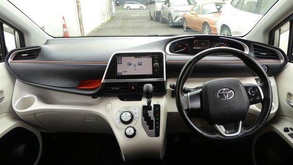 2017 Toyota Sienta Hybrid G 6 Seats!PUSH START! Carousel 17