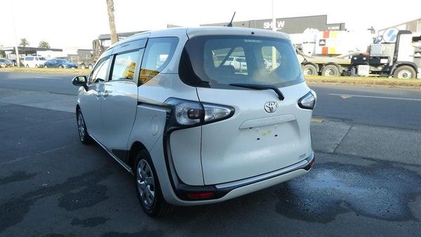 2016 Toyota Sienta 7 seater Carousel 4
