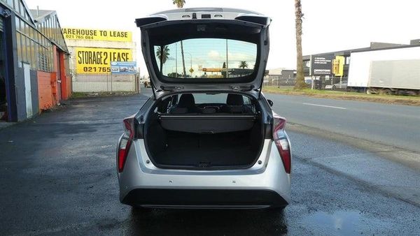 2018 Toyota Prius S model Carousel 10