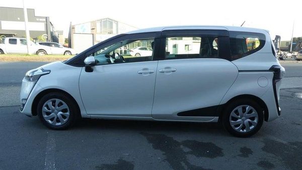 2016 Toyota Sienta 7 seater Carousel 5