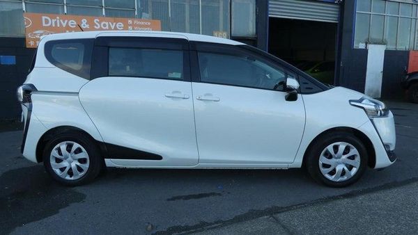 2016 Toyota Sienta 7 seater Carousel 1