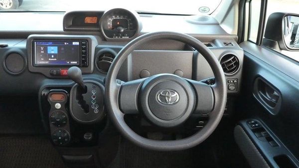 2014 Toyota Spade F Carousel 2